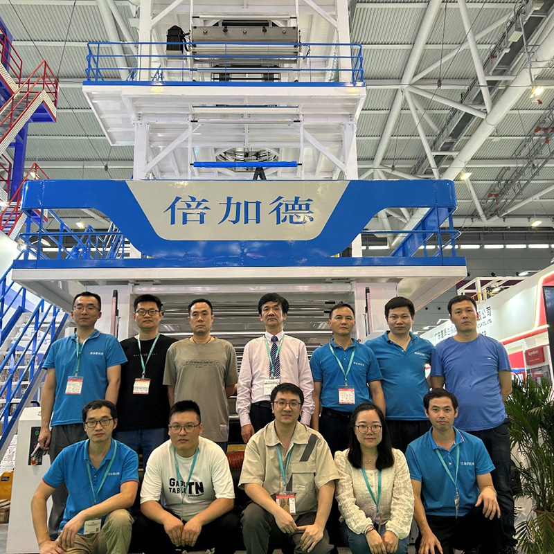 MUL-PLUS Stretch Hood Tech ellopja a reflektorfényt a Chinaplas 2025-en
